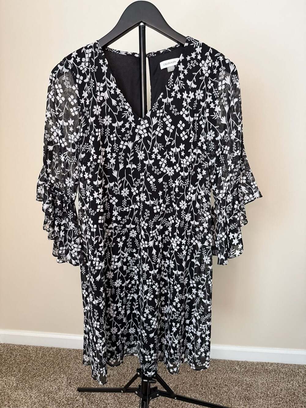 Calvin Klein Women's Black and White Floral Ruffle Sleeve Dress Size 8 - Picture 1 of 7